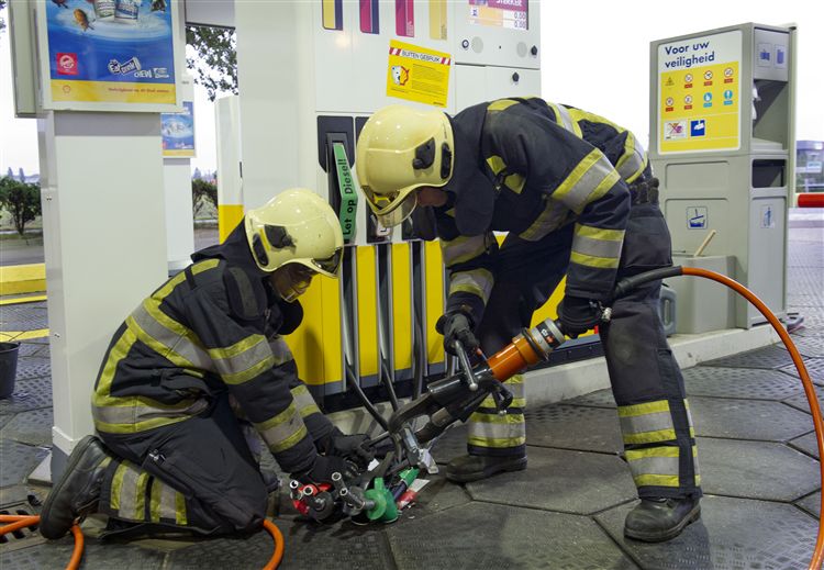 shell, greenpeace, actie, tankstation, brandweer