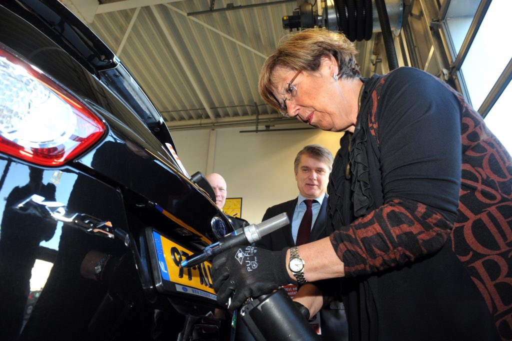 vastzetten kentekenplaat, burgemeester Jorritsma Almere