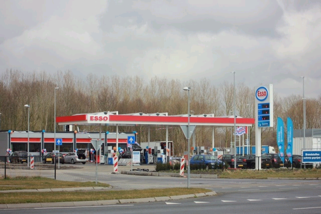 Esso Almere Buiten Oost Van Staveren, tankstation