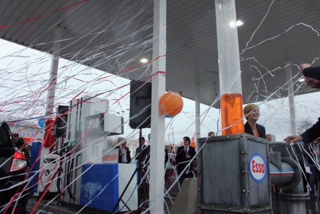 feestelijke opening Esso Almere Buiten Oost, Van Staveren