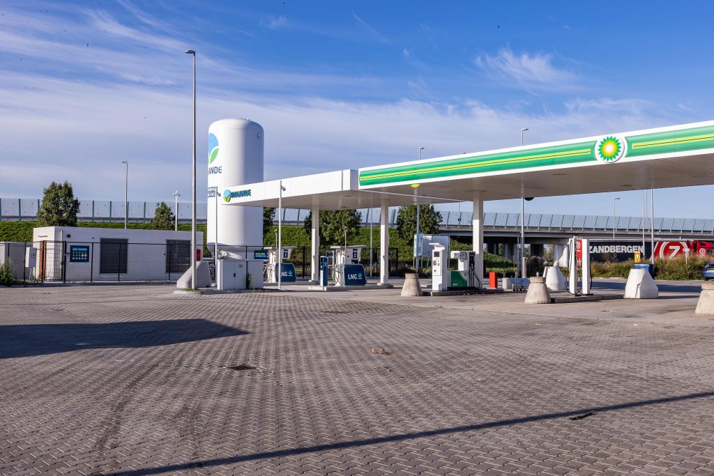 Rolande en bp openen tankstation in Bodegraven