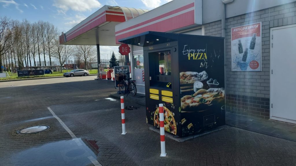 Voor warme pizza uit automaat nu ook naar AVIA-tankstation Wijk en Aalburg