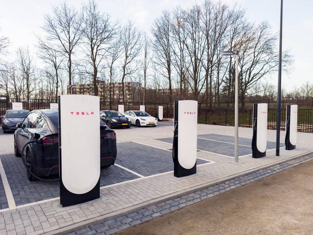 Wereldprimeur in Harderwijk: laadplein met Tesla V4-Superchargers geopend aan A28