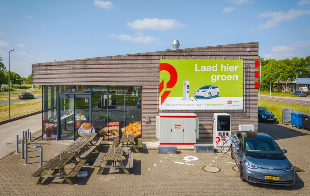 Bij AVIA-tankstation Den Oever snelladen met groene stroom dankzij accuopslag