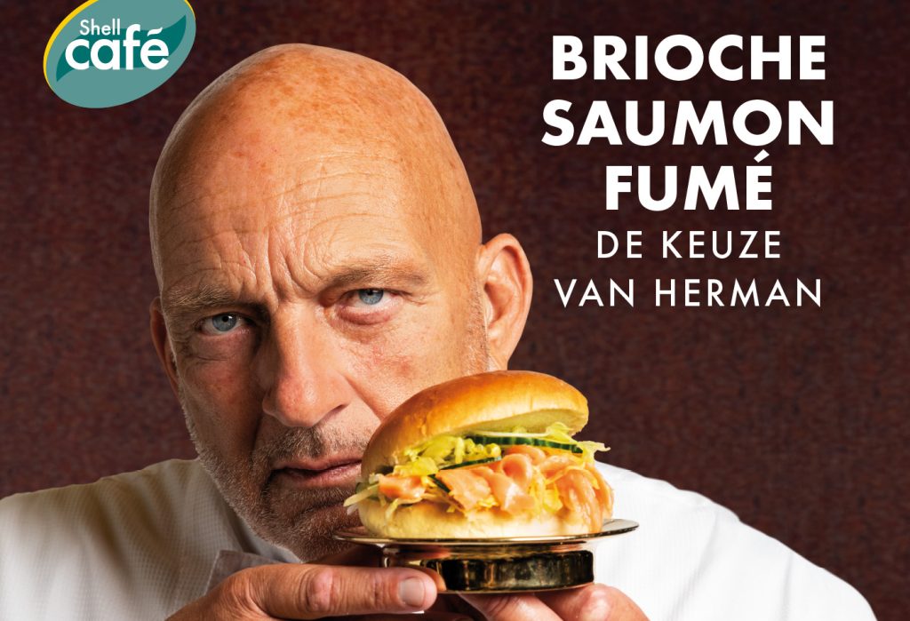 Na samenwerkingen eerder dit jaar met twee-sterrenchef Soenil Bahadoer en BBQ-chef Ralph de Kok, is het nu de Rotterdamse tv-kok Herman den Blijker die speciaal voor de verkoop in bakeries van Shell Café twee Franse broodjes ontwikkelde.