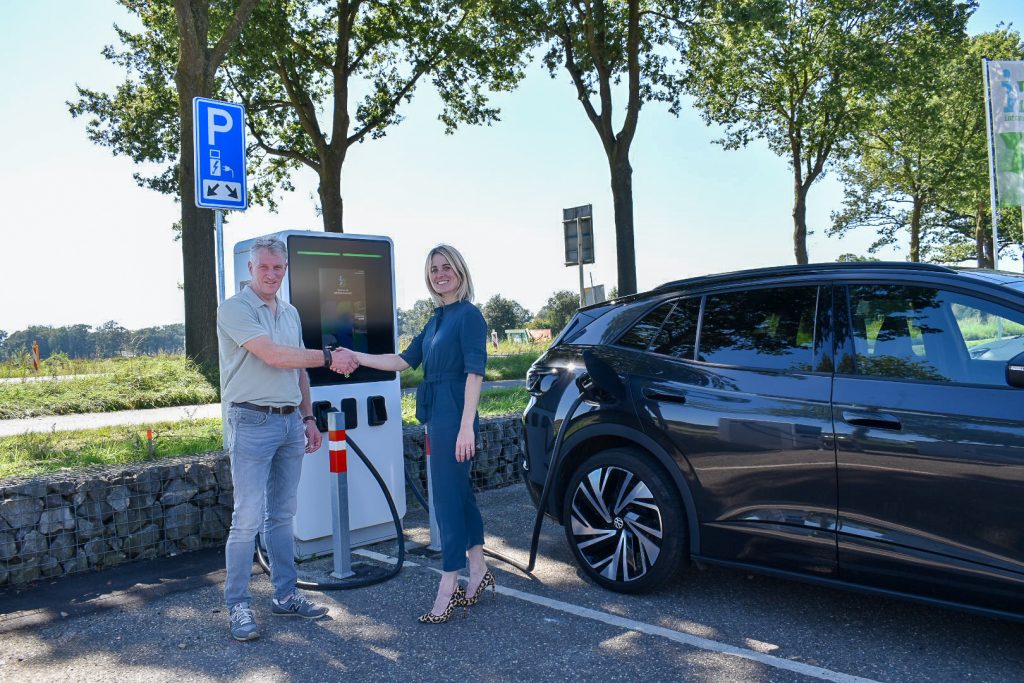 PowerGo en Intratuin zijn een samenwerking aangegaan voor het realiseren van laadoplossingen bij vestigingen van de winkelformule. De eerste 120 kW snelladers zijn al of worden geplaatst bij de Intratuin in Lochem, Apeldoorn en Almelo.