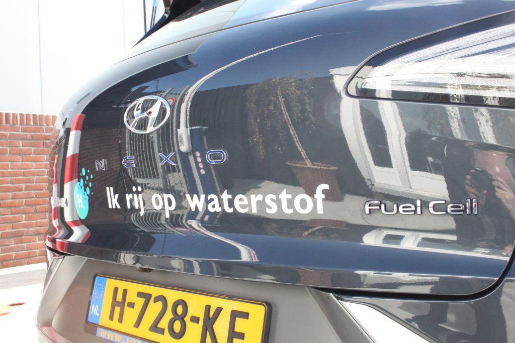 Het kabinet trekt 125 miljoen euro om ondernemers de overstap naar waterstof te laten maken. Dit moet de komende jaren veertig nieuwe waterstoftankstations opleveren en tot enkele duizenden voertuigen op waterstof. Hiermee wordt waterstof naast elektrisch rijden een serieus alternatief voor ondernemers die schoon vooruit willen.