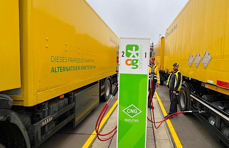 De DHL Group bouwt in Duitsland een eigen tankstationnetwerk met Bio-CNG brandstof. De klimaatneutrale brandstof zal worden geleverd door OG Clean Fuels. Het bedrijf uit Heerenveen zal ook de Duitse tankstations bouwen en exploiteren. De DHL-tankstations worden gerealiseerd bij geselecteerde pakketcentra.