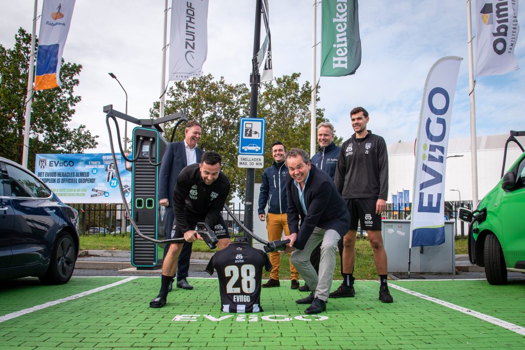 Bij voetbalstadion Erve Asito van voetbalclub Heracles in Almelo is woensdag een snellaadplein in gebruik genomen. Volgens de initiatiefnemers betreft het hier het eerste snellaadplein van Nederland bij een voetbalstadion.