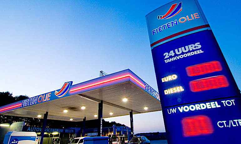 Fieten Olie blijft in hoog tempo het eigen netwerk uitbreiden. Sinds 1 september kreeg het bedrijf uit Hollandscheveld er liefst vijf tankstations bij. De laatste aanwinst is te vinden in het Overijsselse Nieuwsleusen, waarmee Fieten Olie op in totaal 63 tanklocaties komt.