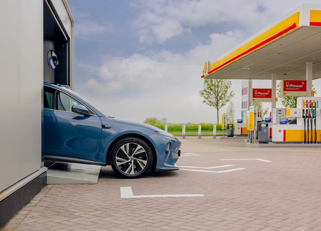 NIO, de Chinese fabrikant van elektrische personenauto’s, opent in hoog tempo in Europa zogenaamde ‘Power Swap Stations’. Dit zijn vestigingen waar bestuurders van een NIO naartoe kunnen om er ter plaatse automatisch de lege batterijen van de EV te laten vervangen voor volle. In Nederland staat de teller op acht van dergelijke batterij-omruilstations.