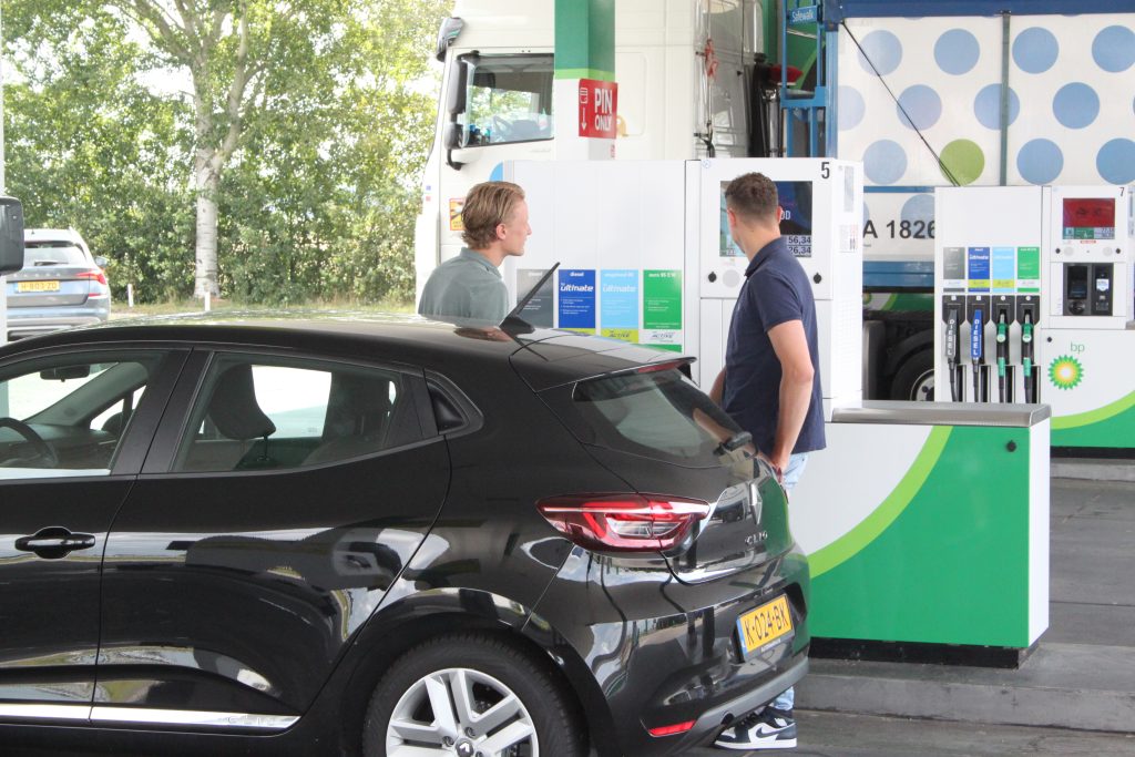 Dat in Nederland benzine duur is, is geen verrassing. Nederland hoort zelfs bij de duurste landen ter wereld als het om een tankbeurt met benzine gaat. Niettemin zijn er landen waar een liter aan de pomp nóg meer kost. In deze tien landen betaal je het meest en het minst voor een liter benzine.