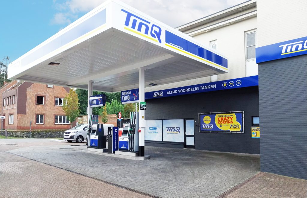 Het Nederlandse TinQ blijft in hoog tempo tankstations openen in België. Deze week is het de beurt aan een nieuwe onbemande TinQ in Tessenderlo. Hiermee komt het aantal Belgische tankstations van TinQ op veertien en als het aan ENVIEM ligt, zullen er nog meer volgen.