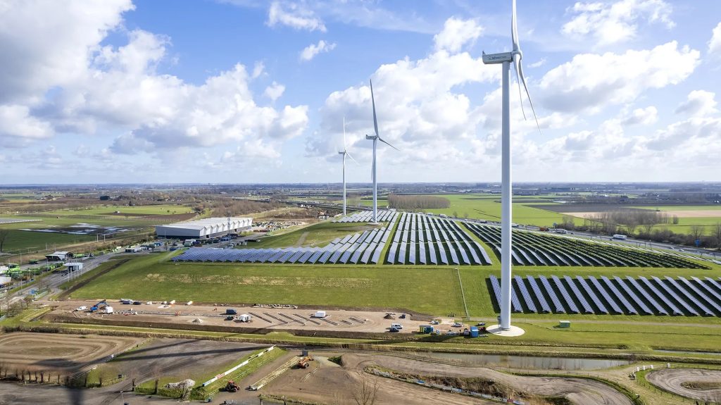 Koning Willem-Alexander heeft WattHub XL geopend, het eerste en grootste snellaadplein ter wereld voor elektrische vrachtwagens en zwaar bouwmaterieel. Het laadplein is gebouwd op het terrein van Avri vlakbij de snelweg A15 in Geldermalsen.