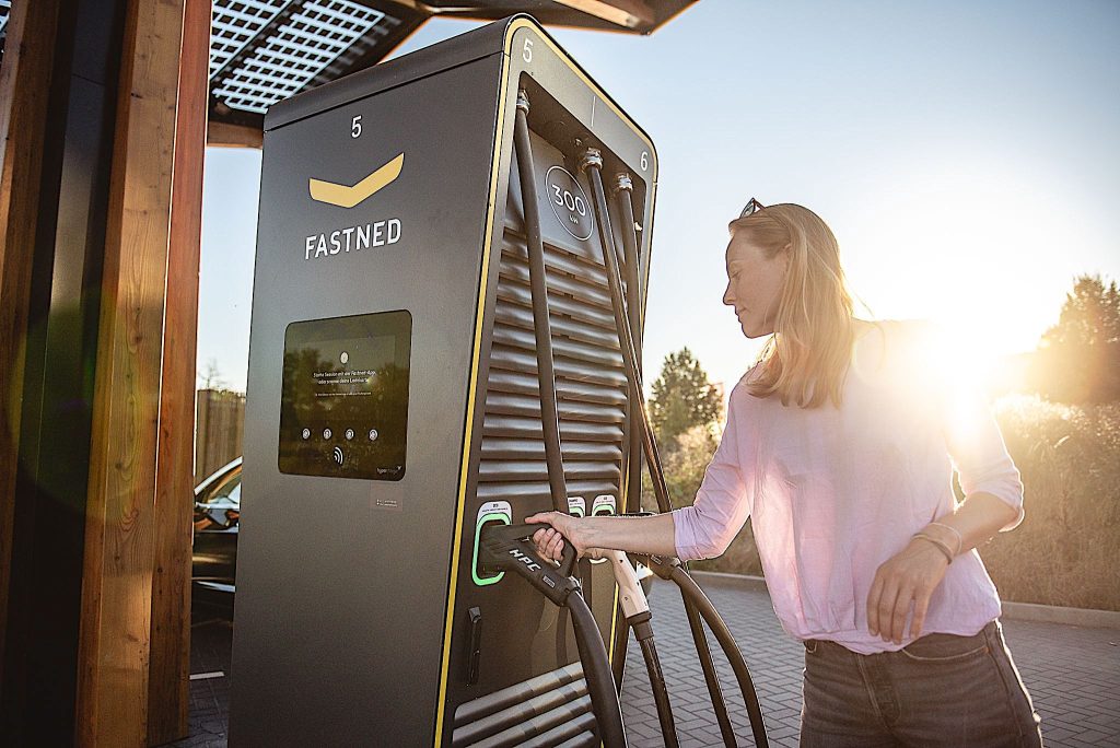 Het Nederlandse Fastned opent op donderdag 5 oktober het grootste snellaadstation van het bedrijf in Zwitserland. De nieuwe Fastned-laadlocatie is te vinden aan de drukke rondweg A1 ten noorden van de stad Zürich.