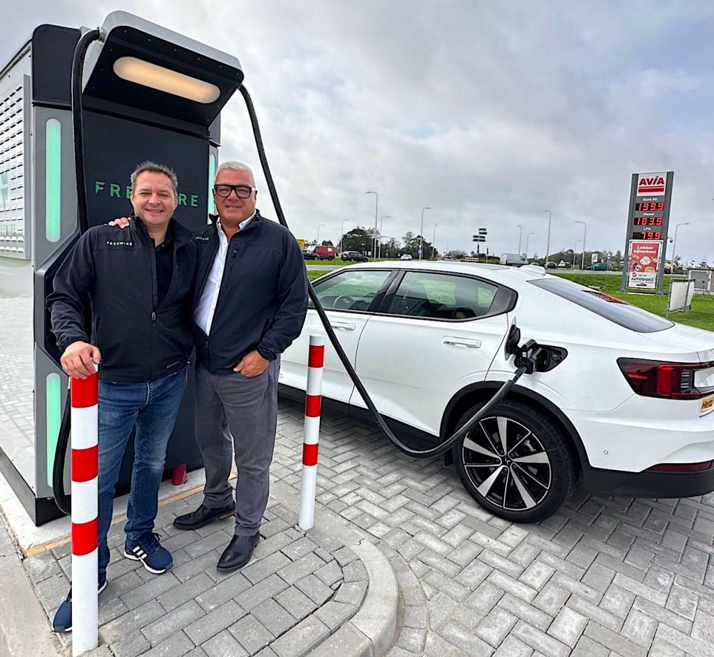 Bij AVIA-tankstation Schagerbrug, aan de rotonde van de N248 ten noordwesten van Schagen, is de allereerste snellaadpaal van FreeWire Technologies in Nederland in gebruik genomen. De snellader levert een hoog laadvermogen zonder een zwaar beroep te doen op het stroomnet ter plaatse.