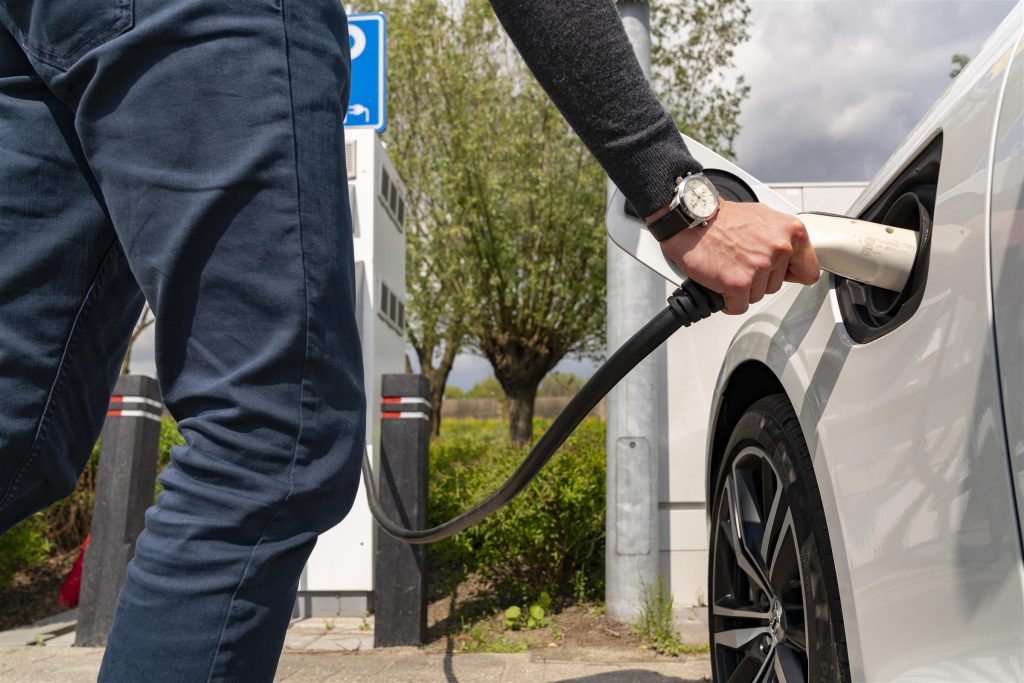 De Vereniging Zakelijke Rijders (VZR) roept het nieuwe kabinet op om onmiddellijk actie te ondernemen door de bijtellingstarieven voor elektrische voertuigen te herzien en deze terug te brengen naar het niveau van 2018. De vereniging constateert op dit moment ‘een zorgwekkende stagnatie’ in de verkoop van elektrische personenauto’s.