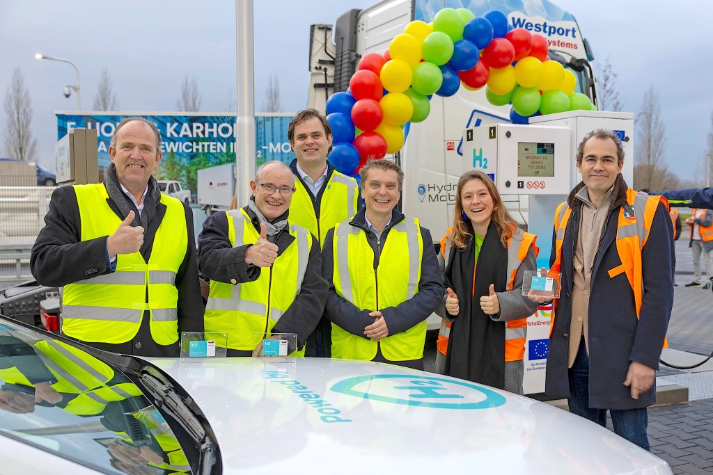 TotalEnergies heeft in Nederland in één klap twee nieuwe waterstoftankstations geopend. De stations waar zowel personenauto’s als trucks waterstof kunnen tanken, bevinden zich aan de Capelseweg in Capelle aan den IJssel en aan de De Heldinnenlaan aan de snelweg A2 in Utrecht.