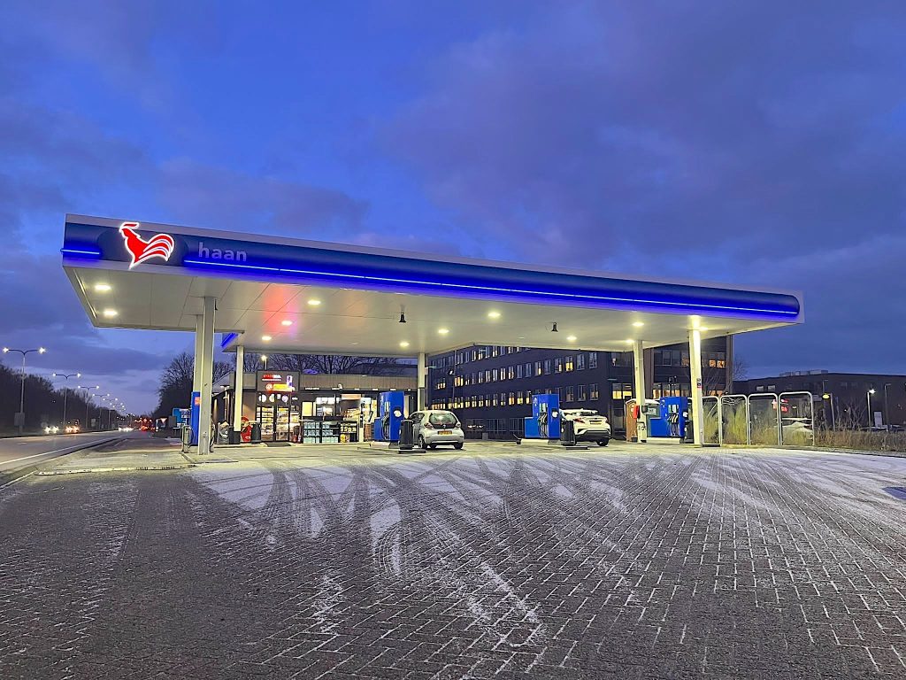Na een wekenlange verbouwing is het voormalige ESSO-tankstation ‘Bergermeer’ aan de N9 geopend als Haan. Volgens De Haan Minerale Oliën is het tankstation aan de westelijke rondweg van Alkmaar niet alleen gunstig gelegen, het is ook een van de weinige in de omgeving met LPG.