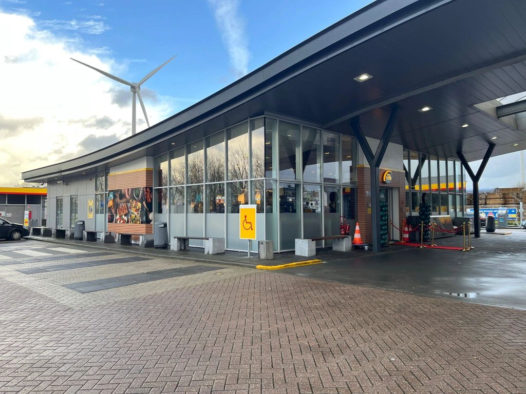 De shop van het futuristische Shell-tankstation aan de Westervoortsedijk in Arnhem heeft een complete metamorfose ondergaan. In de laatste maand van 2023 is de Select shop die er zat veranderd naar Shell Café, de nieuwste shopformule van Shell in Nederland.