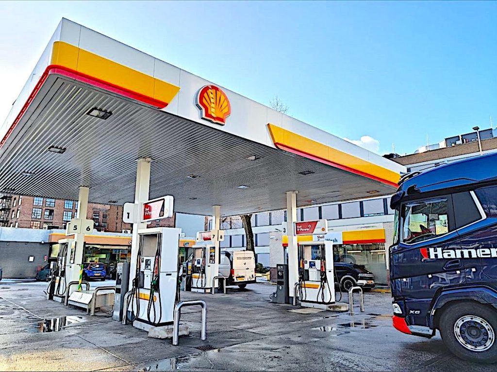 Shell is sinds april 2021 bezig grote en drukbezochte tankstations langs snelwegen een shop volgens de formule Shell Café te geven. Deze vervangen de aloude deli2go en deli by Shell tankshops. Met de merkvervanging krijgen de betreffende tankstations nu ook de nieuwe Shell-huisstijl, onder meer te zien op de luifel.