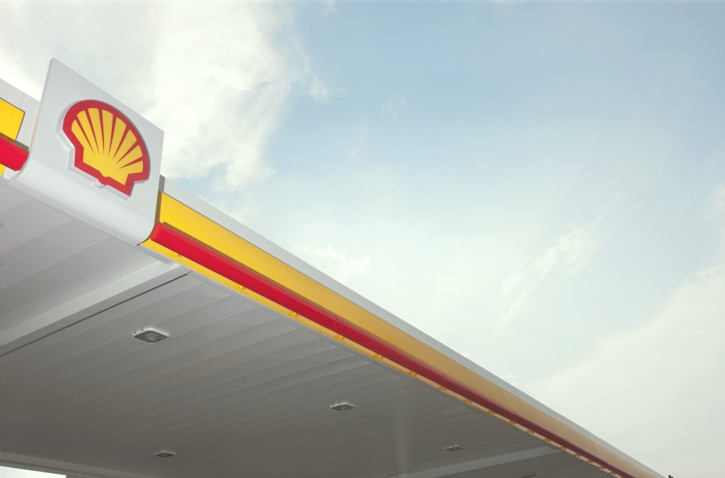 Aan de Thorbeckeweg (N516) in Zaandam, aan de rand van het Vijfhoekpark, is woensdag een grote, nieuwe Shell geopend. Aan de Thorbeckeweg zat al eerder een Shell, maar dit tankstation bij de kruising van de Wibautstraat moest wijken omdat er een tunnel komt.