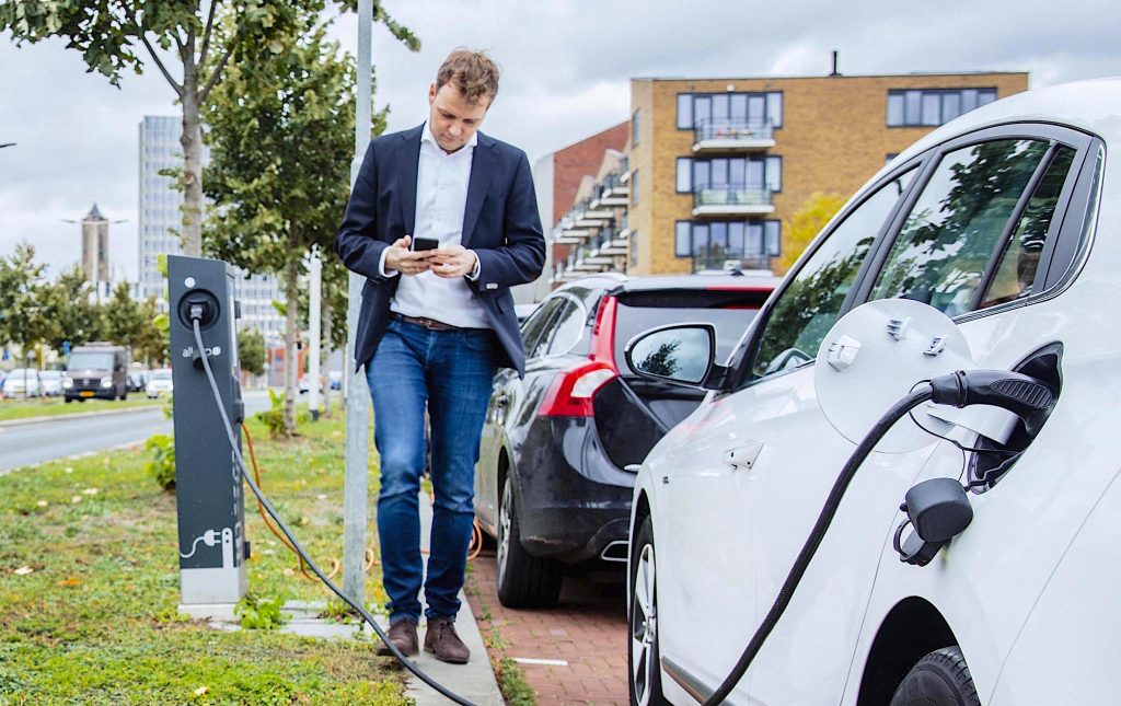 De capaciteit van het inmiddels overvolle elektriciteitsnet in Nederland moet veel beter worden benut. Door op andere momenten de elektrische auto op te laden en tijdens de ‘laadpiek’ van vier uur ‘s middags tot negen uur ‘s avonds laadpalen in de straat uit te zetten, kan er volop ruimte op het net worden gewonnen.