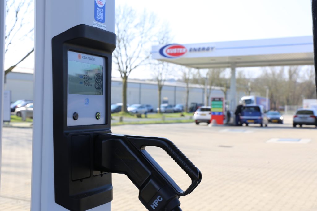 Bij het tankstation van Kuster Energy aan de Flutstrasse in het Duitse Kleve, een kilometer of twintig ten oosten van Nijmegen, heeft Kempower de eerste openbaar toegankelijke DC-snellaadpaal van het bedrijf in Duitsland geplaatst. Volgens het Nederlandse Kuster Energy ‘zal dit station zeker niet het laatste zijn.’