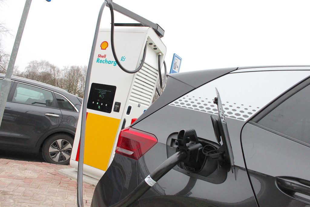 54 procent van de rijders van een elektrisch voertuig (EV) overweegt na 2025, wanneer het belastingvoordeel wegvalt, terug te keren naar een brandstofauto. Dit blijkt uit het jaarlijkse EV- en Berijdersonderzoek van de Vereniging van Elektrische Rijders (VER) in samenwerking met de Rijksdienst voor Ondernemend Nederland en Rijksuniversiteit Groningen.