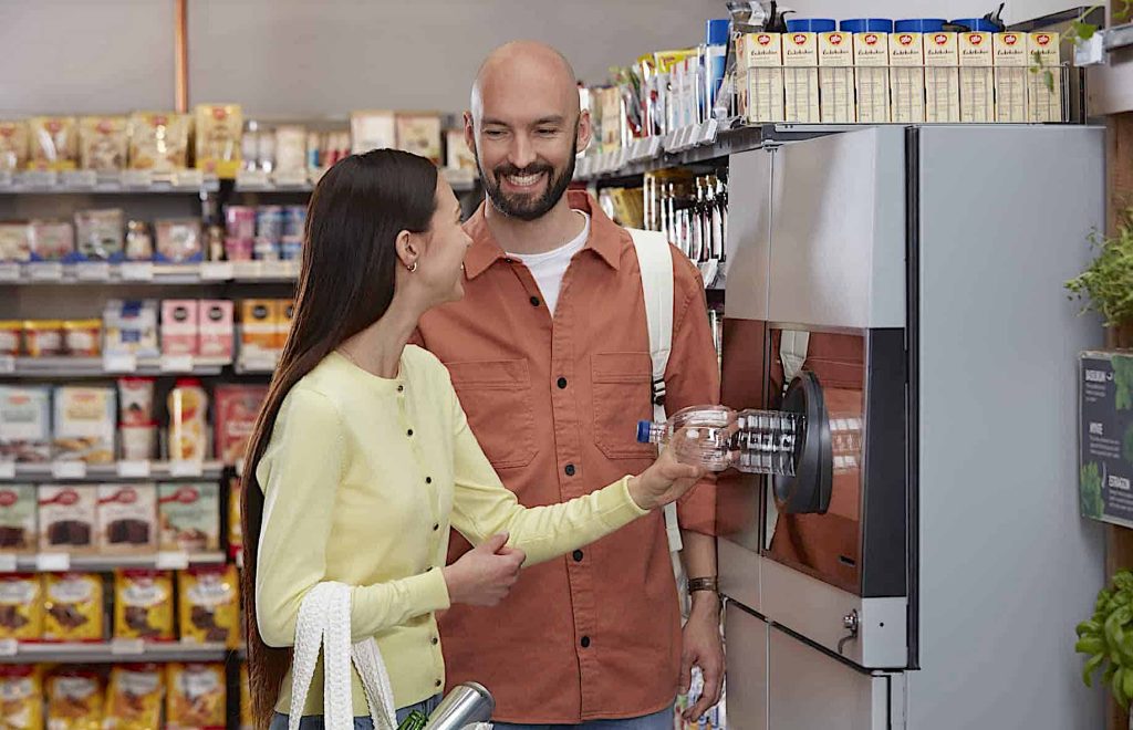 De firma Tomra heeft de volgens eigen zeggen ‘kleinste statiegeldautomaat op de markt’ gelanceerd. De automaat kan worden ingezet voor het innemen, herkennen en innemen van PET-flessen, blikjes en glazen flessen in tankstations en buurtwinkels.