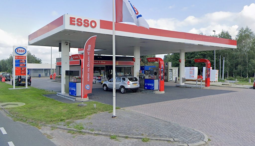Den Hartog uit het Zuid-Hollandse Groot-Ammers heeft er een tankstation bij. Na 119 jaar gerund te zijn door de familie Verwoerd, komt het bemande ESSO-tankstation ‘De Boezem’ aan de Boezemweg in Lekkerkerk per 3 juni in handen van Den Hartog.