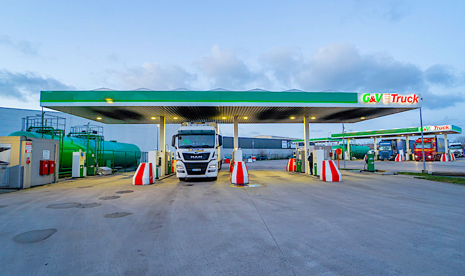 G&V Energy Group gaat in België zestien trucktankstations dat het heeft omvormen naar ‘energy hubs’. Concreet houdt dit in dat op de locaties van G&V dadelijk vrachtwagens niet alleen kunnen tanken, maar ook elektrische trucks er gemakkelijk en met alle ruimte kunnen snelladen.