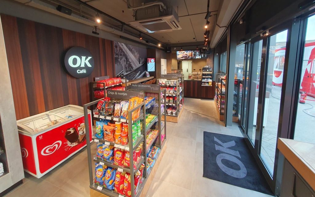De shop van het OK-tankstation aan de Nobelstraat in Harderwijk is na een flinke verbouwing geopend volgens de formule OK Café. In de bemande shop kunnen bezoekers onder meer terecht voor belegde broodjes, friet, frituursnacks en baristakoffie.
