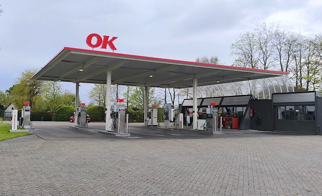 OK Nederland heeft het tankstation aan de N251 in het Zeeuws-Vlaamse Eede ‘helemaal OK’ gemaakt. Hiervoor een tankstation van John Staelens, zijn de afgelopen periode de pompen en luifel in de uitstraling van OK gebracht en kreeg de locatie een compleet vernieuwde shop.