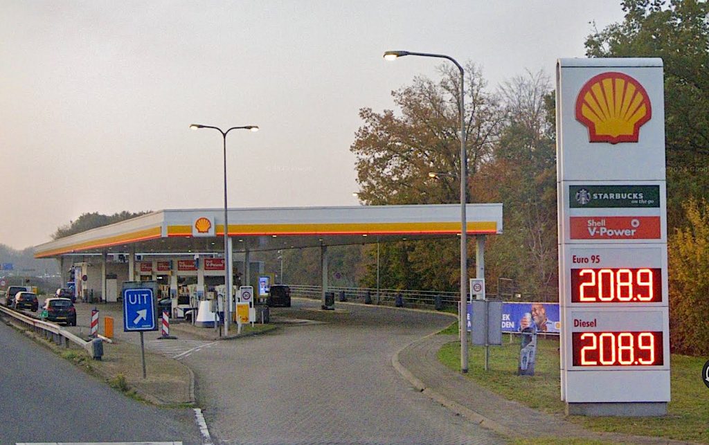 Het bemande Shell-tankstation aan de noordzijde van de snelweg A9 bij Amstelveen sluit op 16 mei na meer dan vijftig jaar de deuren. Mensen die willen tanken kunnen dat in de toekomst enige kilometers verderop doen. Wellicht niet meer bij Shell, want de locatie zal worden geveild.
