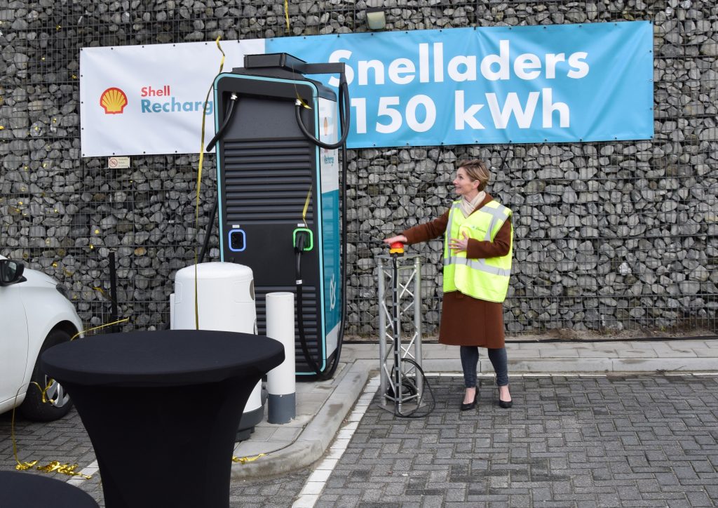 Algemeen directeur Jitha van Staveren van het gelijknamige familiebedrijf heeft bij het Shell-tankstation aan de Ruxveenseweg in Steenwijk het vierde laadplein van het bedrijf geopend. Het snellaadplein is voorzien van twee DC-laadpalen, elk met drie laadstekkers en een vermogen van 150 kW.