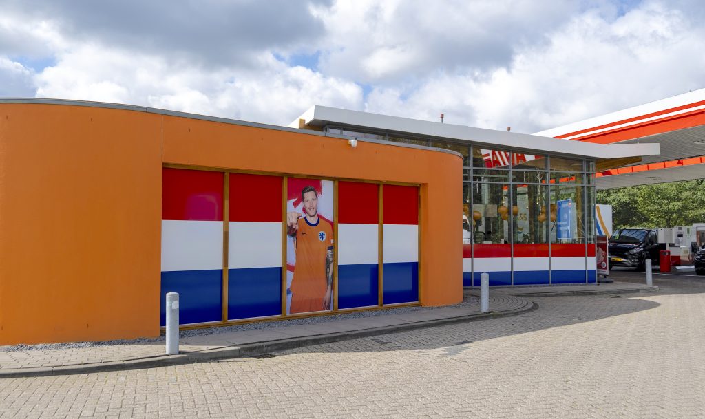 AVIA Weghorst heeft tankstation ‘Lonnekermeer’ aan de snelweg A1 tussen Hengelo en Oldenzaal helemaal in het oranje gestoken. De ramen tonen de kleuren rood, wit en blauw. Met het ‘Hollandse’ tankstation wil het bedrijf het Nederlands Elftal steunen tijdens de komende EK Voetbal.