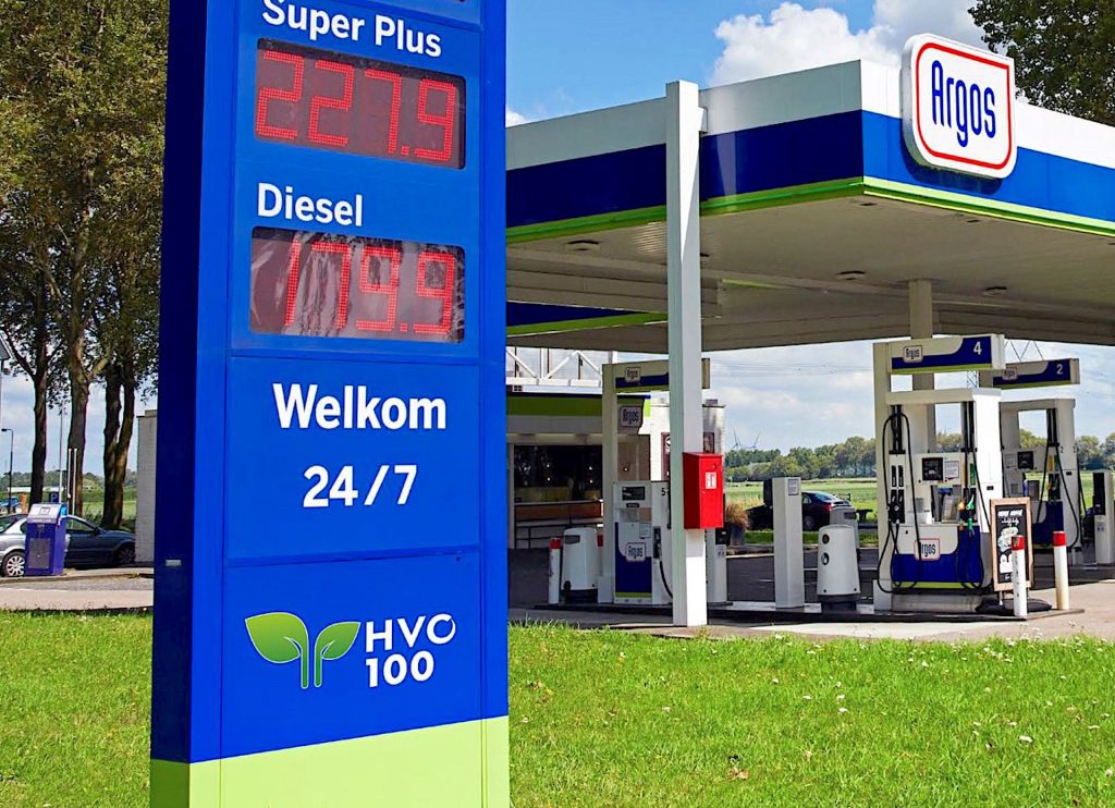 Consumenten die HVO100 willen tanken, kunnen daarvoor nu ook terecht bij ruim 35 tankstations van Argos verspreid over het land. Op de prijspalen van de formule staat nu prominent aangegeven dat de biodiesel er verkrijgbaar is.