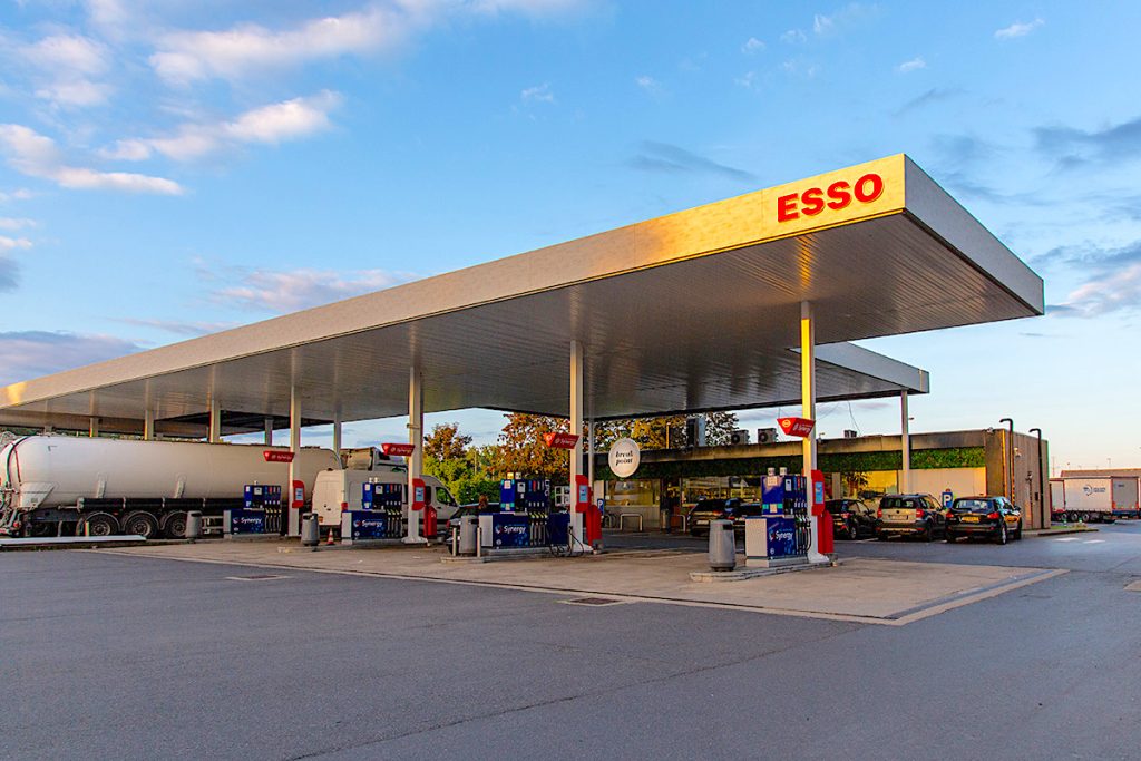 G&V Energy Group heeft twee ‘strategisch gelegen’ tankstations overgenomen. De twee ESSO-locaties ‘Marke Noord’ en ‘Marke Zuid’ liggen aan de noord- en zuidzijde van de snelweg E17 even ten zuiden van de Belgische plaats Kortrijk.