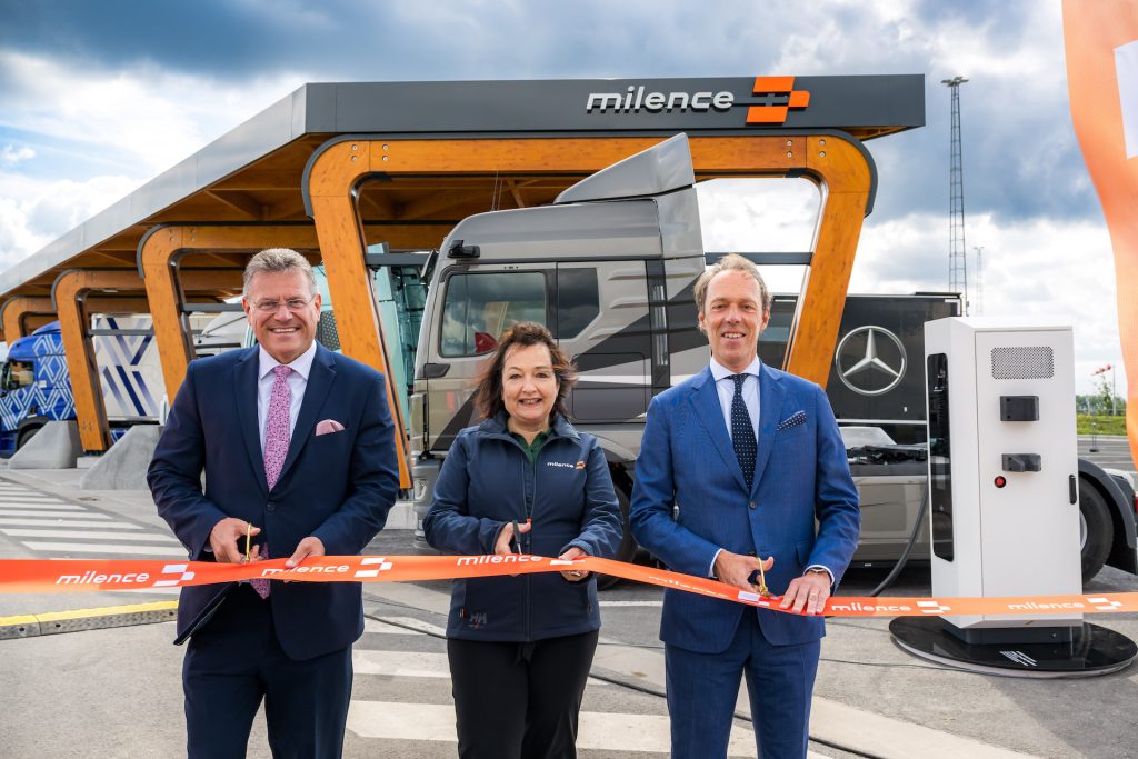 Milence, de joint venture tussen Daimler Truck, de Traton Group en de Volvo Group, heeft in de haven van Antwerpen de tot nog toe grootste laadhub voor elektrische vrachtwagens geopend. Volgens de initiatiefnemers voorziet deze laadinfrastructuur precies daar waar ze het meest nodig is.