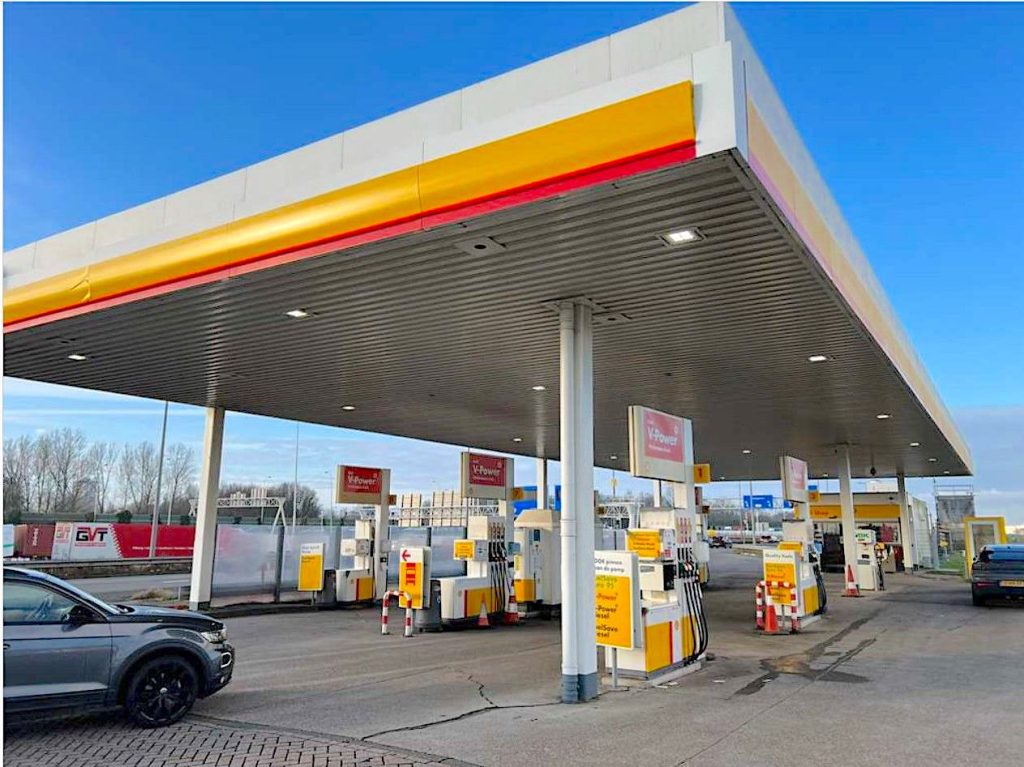 Nadat in 2009 de huurrechten van twee tankstations in Rotterdam waren geveild, komen exact vijftien jaar later beide tanklocaties opnieuw onder de hamer. Een TotalEnergies-tankstation van Berkman en een bemande Shell moeten begin september van huurder gaan wisselen.