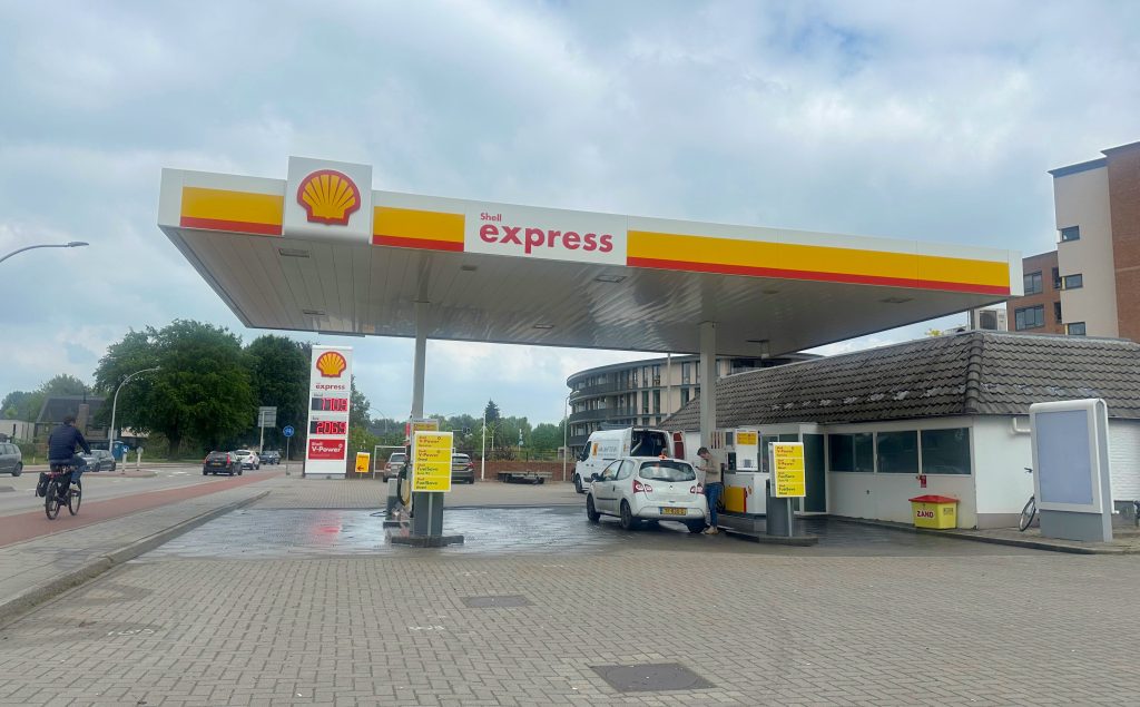 De Haan Tankstations heeft drie onbemande Shell express tanklocaties overgenomen. Het gaat om Shell express Hengelo, Shell express Wijk bij Duurstede en Shell express Wons. De Haan zegt met de overnames energie toegankelijk te willen maken voor iedereen.