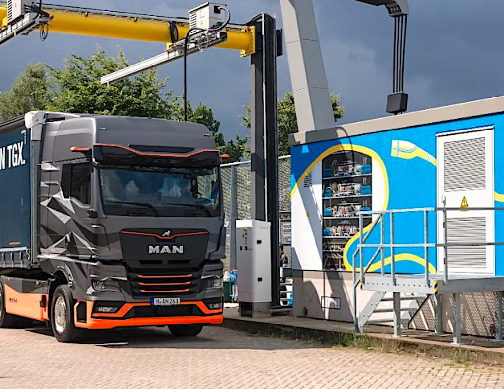 Shell heeft op de Energy Transition Campus in Amsterdam-Noord haar eerste megawattlader ontwikkeld en in gebruik genomen. Zowel elektrische vrachtwagens als elektrische schepen kunnen van het laadsysteem gebruikmaken.