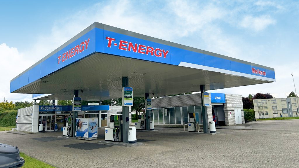 Tamoil Nederland heeft ESSO-tankstation Van Esch aan de Akkerweg in het Brabantse Moergestel overgenomen. Het tankstation is inmiddels volledig verbouwd en vernieuwd tot ‘energy hub’. T-Energy Moergestel, zoals de tank- en laadlocatie nu heet, biedt naast fossiele brandstoffen ook groene energievormen, een bemande shop en carwash.