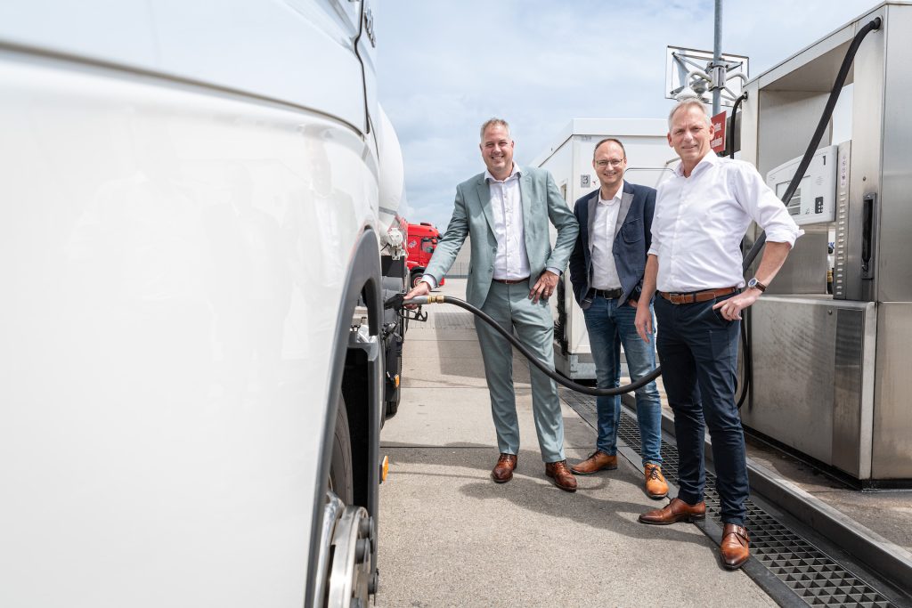 VARO Energy schakelt over op VARO Renewable Diesel (HVO100) voor de brandstofbevoorrading van al haar Argos-tankstations in Nederland. Ook alle servicevoertuigen van het bedrijf gaan op HVO100 rijden. Hiermee zegt VARO Energy een belangrijke stap te zetten in het terugdringen van haar eigen emissies.