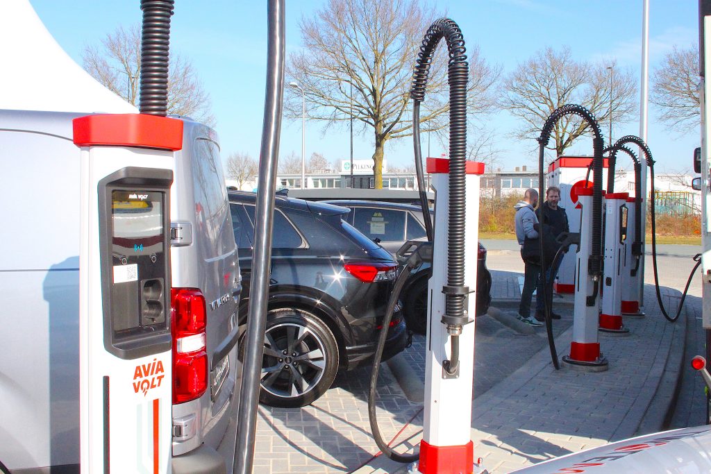 Nederland is na Noorwegen wereldwijd het meest ontwikkelde land voor elektrische voertuigen (EV). Ons land scoort hoog op aspecten als ‘aanbod van elektrische auto’s’ en ‘laadinfrastructuur’. Ook zijn in Nederland de omstandigheden gunstig voor verdere elektrificatie.