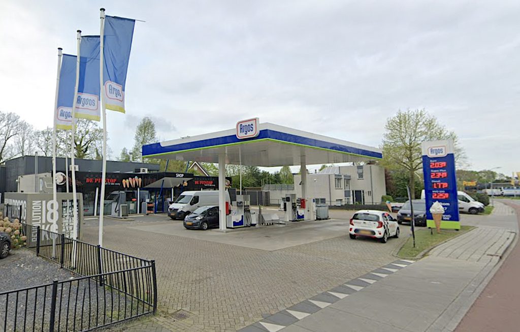 Fieten Olie heeft het tankstation aan de Jan Nijenhuisstraat in Putten overgenomen. De voormalige Argos zal snel worden vernieuwd naar de uitstraling van Fieten Olie. Het is nog maar twee weken geleden dat het bedrijf uit Hollandscheveld de mijlpaal van 70 tankstations behaalde. Met de overname in Putten komt Fieten Olie in Nederland op 71 tanklocaties.