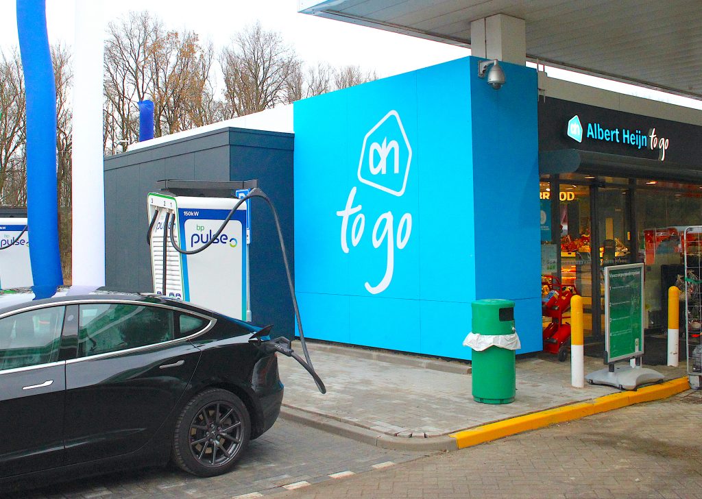 Circa 61 procent van de eigenaren van een elektrisch voertuig (EV) winkelt eerder op een locatie waar zich ook een laadstation bevindt. Daarbij geven EV-bezitters 3 tot 13 procent meer uit bij bemande tankstations met oplaadfaciliteiten, dan bij tanklocaties waar niet kan worden geladen.