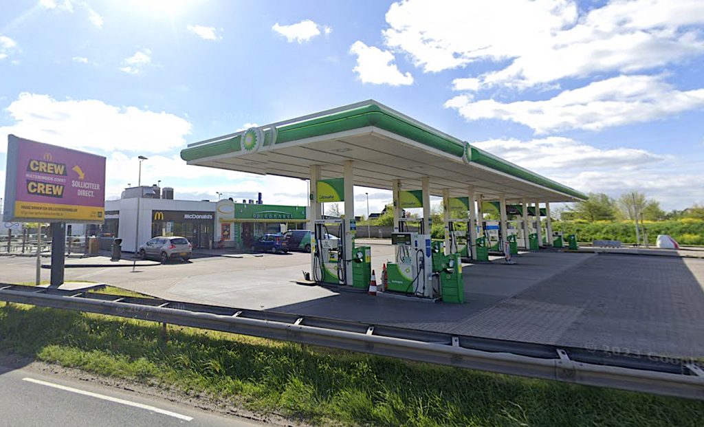 Nog een paar dagen te gaan voordat komende 15 juli het bp-tankstation ‘De Zweth’ aan de Wippolderlaan in Wateringen definitief de deuren sluit. Na jarenlang procederen tot aan de Hoge Raad aan toe, werpt bp de handdoek in de ring en gaat het tankstation dicht. Dit maakt de weg vrij voor de verbreding van de N211.