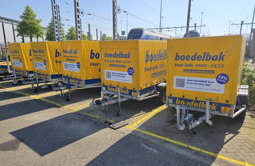 Boedelbak lanceert een self-service oplossing waarbij consumenten zonder papierwerk, zonder wachtrijen en zonder tussenkomst van een medewerker snel en gemakkelijk zelf een aanhangwagen kunnen huren. De nieuwe manier van huren wordt de komende weken door Boedelbak bij twee tankstations getest.